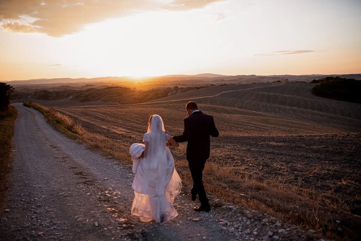 Hochzeitspaar in der Toskana, schöne Landschaft